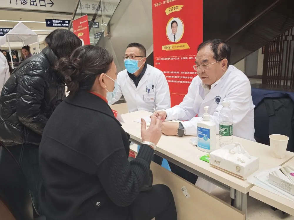 记者手记：送医上门，情暖三苏故里